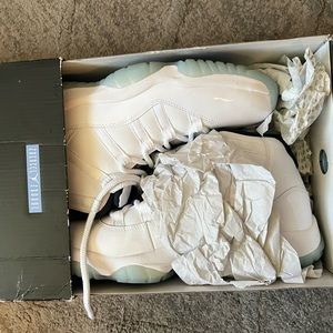 Air Jordan 11 Retro 'Legend Blue' size 8 in mens